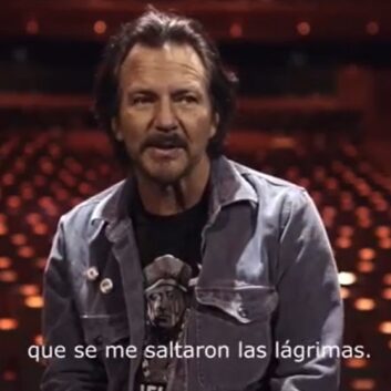 Eddie Vedder introduces Miguel Ríos in a Spanish Tv show