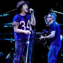 Natale 2024: 7 idee regalo per i fan dei Pearl Jam